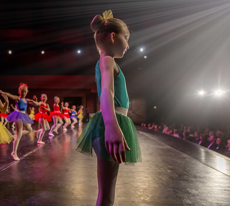 年轻的芭蕾舞演员在舞台上表演。图片下载