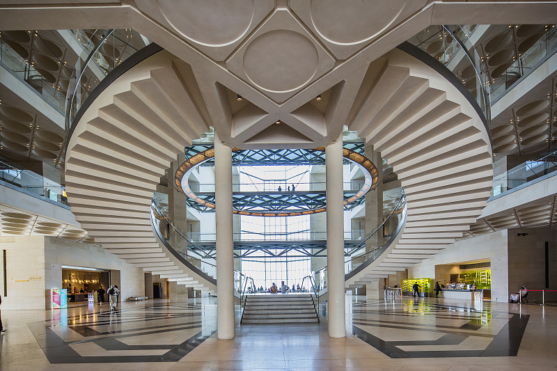 多哈大道，伊斯兰艺术博物馆(MIA)(建筑师贝聿铭，1983年普利兹克奖获得者)，院子里的楼梯图片下载