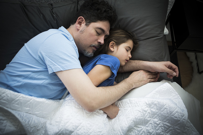 爸爸和女儿在睡觉图片下载