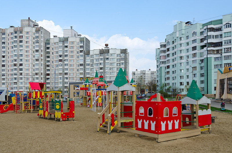 白俄罗斯戈麦尔市睡眠区的现代儿童游乐场图片下载