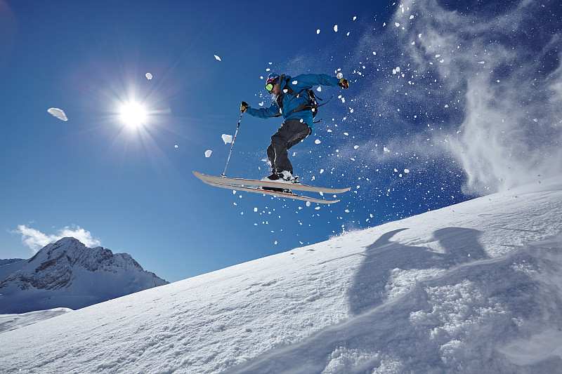 男子自由式滑雪者从山腰半空中跳跃，朱格斯皮策，拜仁，德国图片下载