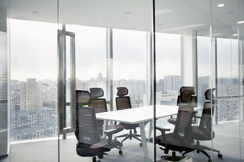 会议室设有办公室玻璃墙和城市景观图片素材