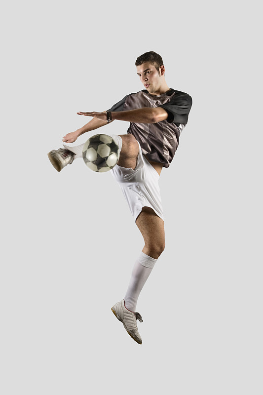 足球运动员踢球图片素材