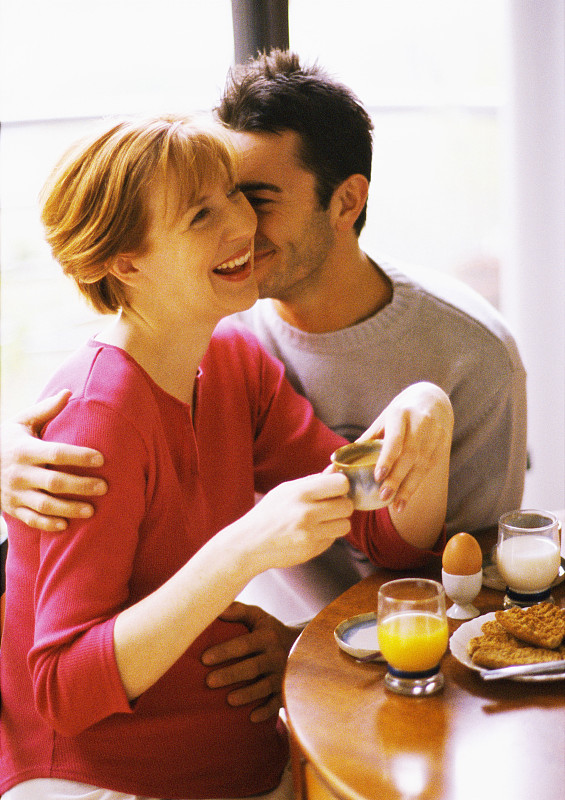 一对夫妇在吃早餐，面带微笑图片下载
