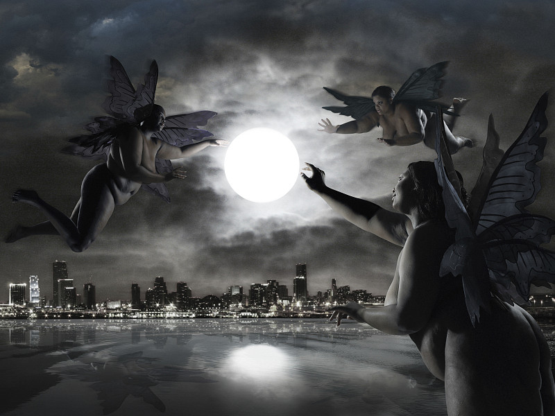 三个仙女在城市景观上寻找发光的月亮(数字合成)图片素材