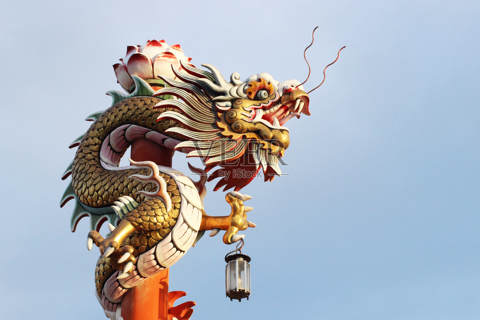 泰国大城府中国庙中的龙。照片摄影图片