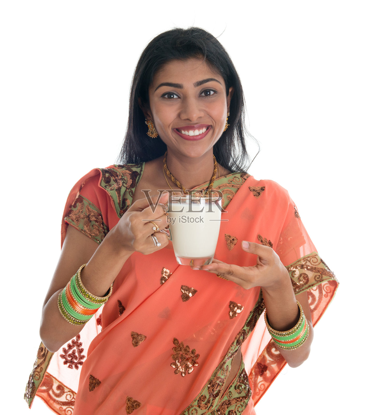 穿着纱丽喝牛奶的印度妇女照片摄影图片