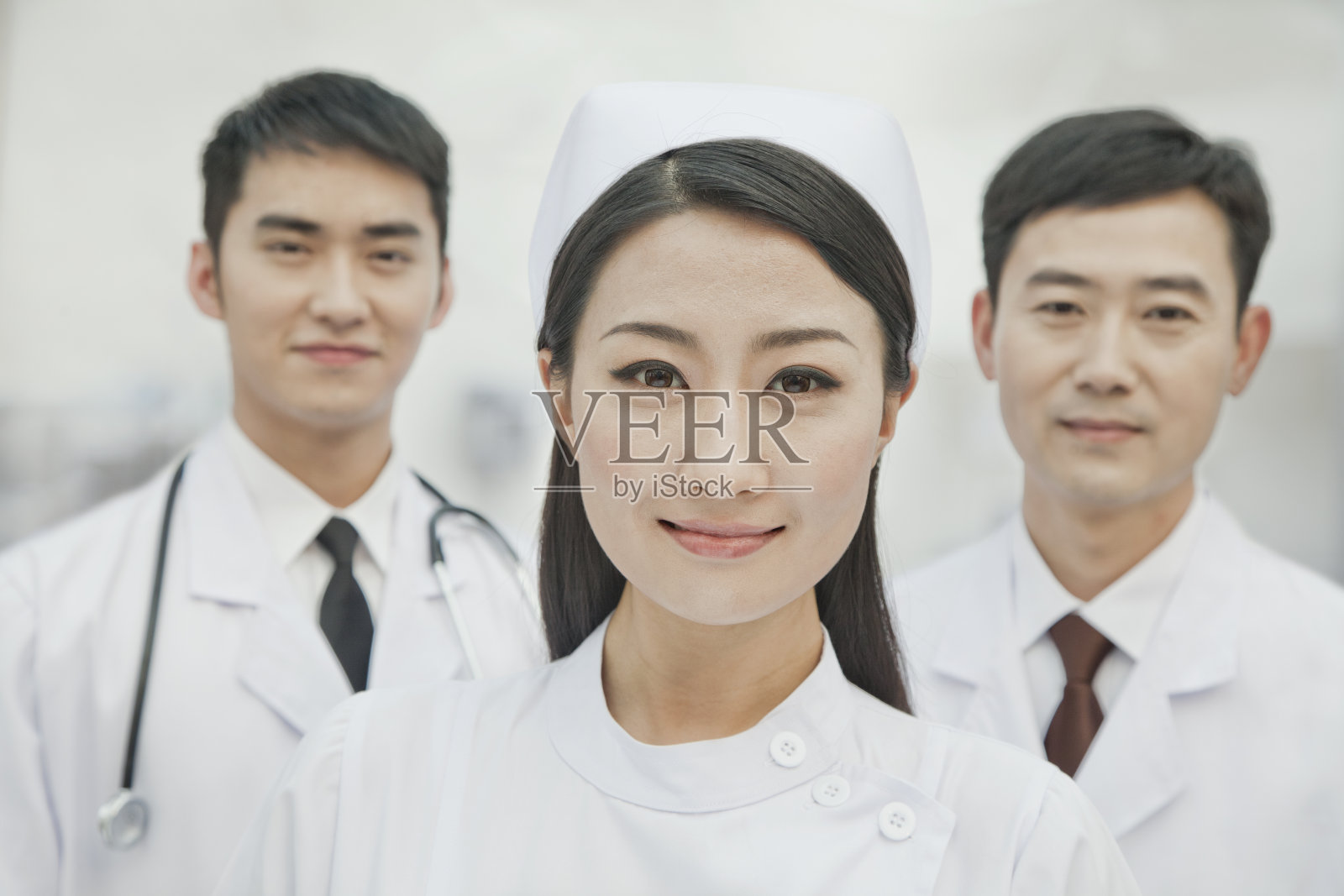 中国医疗工作者的肖像，两位医生和护士照片摄影图片