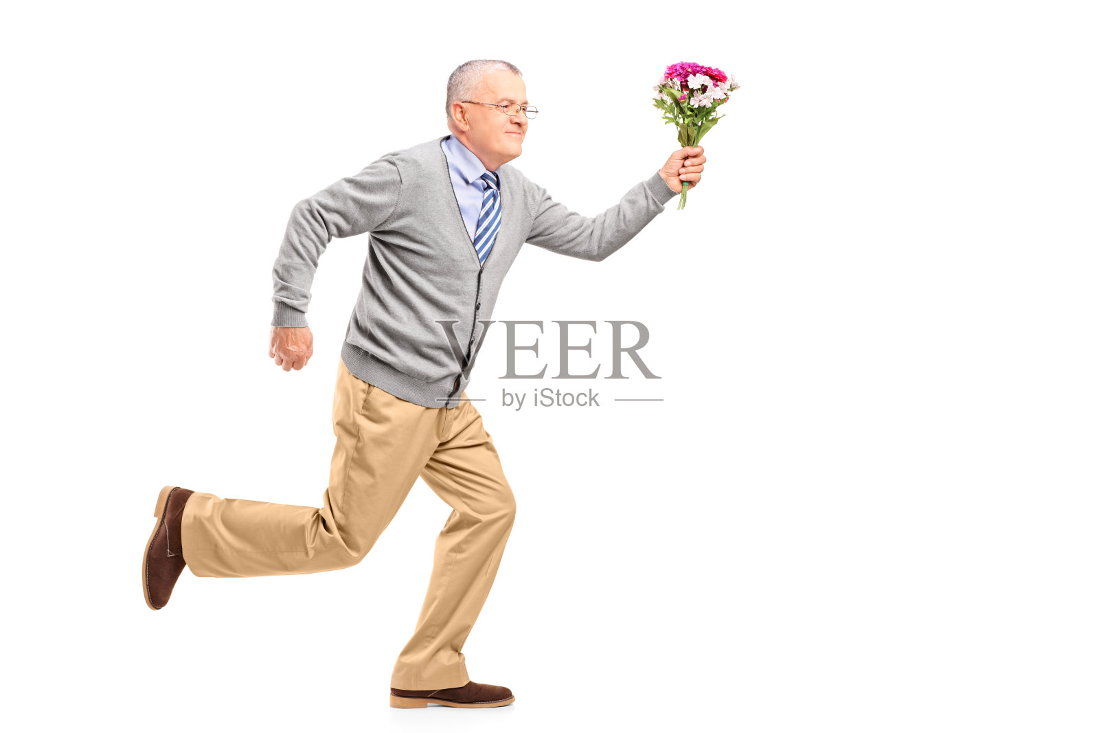 成熟的绅士带着鲜花奔跑照片摄影图片