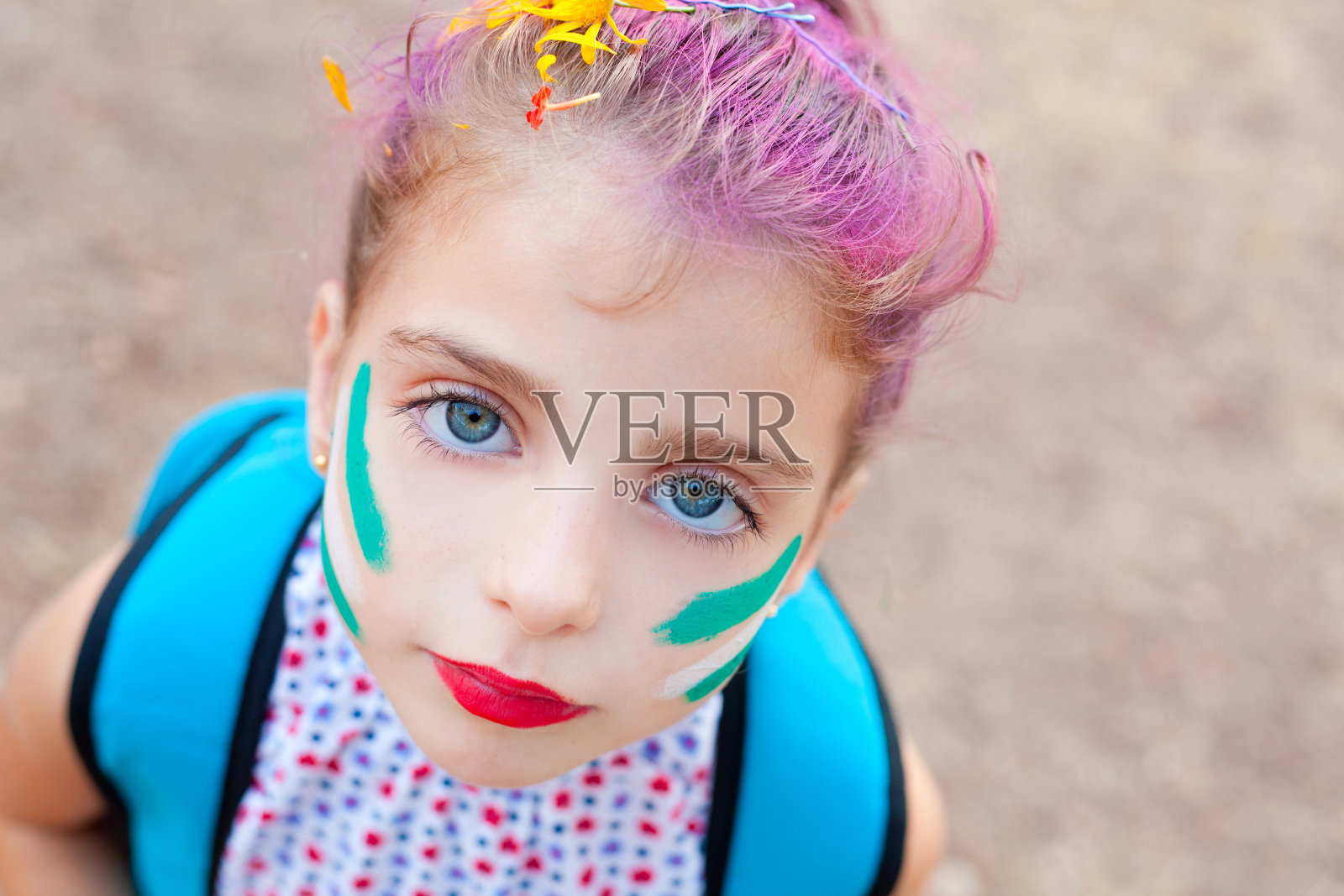 蓝眼睛的孩子女孩粉脸化妆照片摄影图片