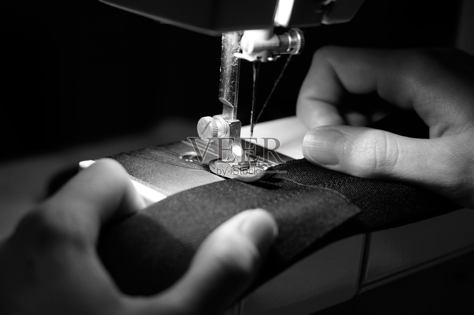 女裁缝用缝纫机的手照片摄影图片
