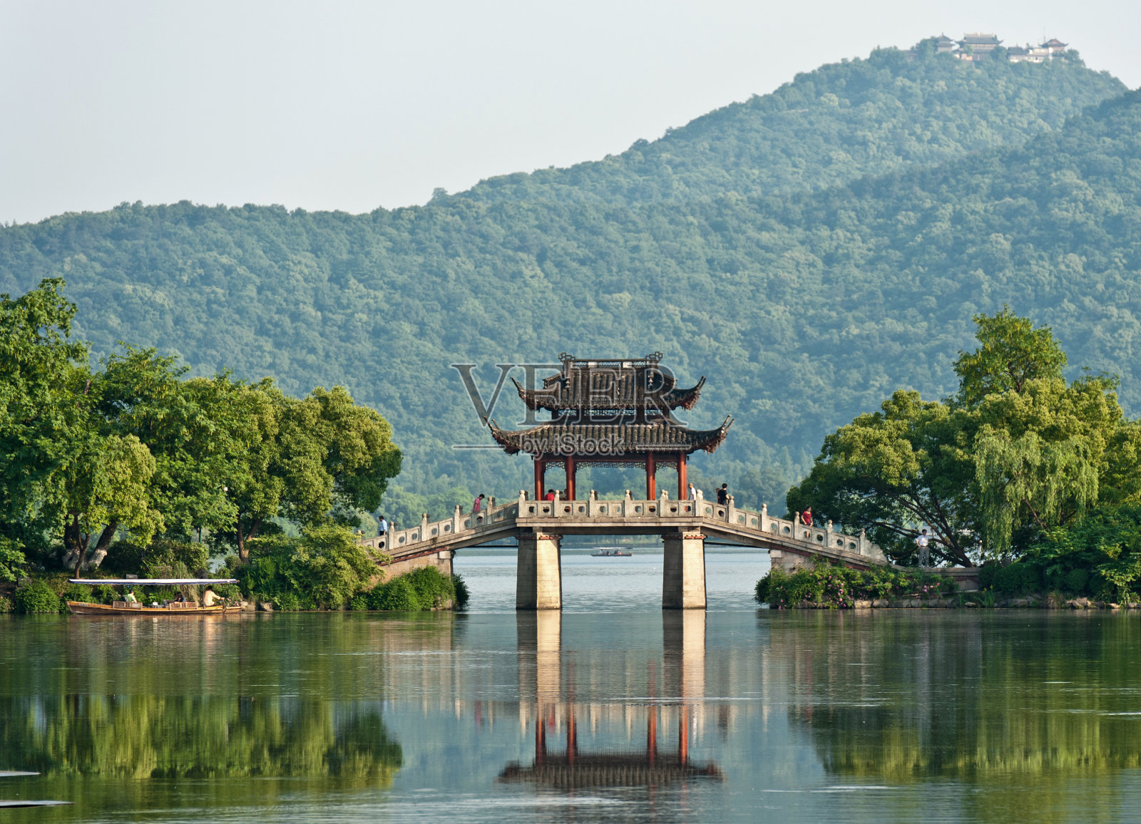 中国，一座湖上的古桥照片摄影图片