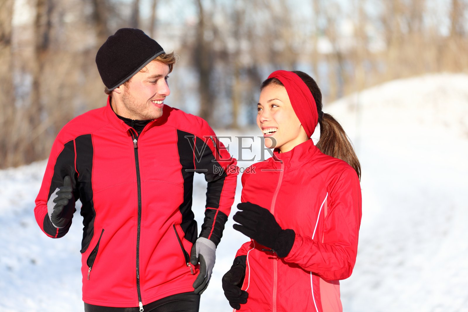 情侣在冬天跑步照片摄影图片