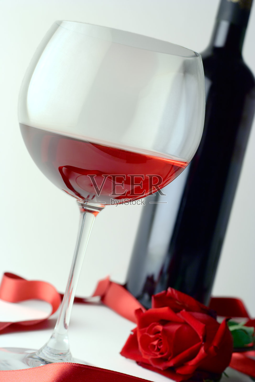 酒杯，酒瓶和红玫瑰照片摄影图片