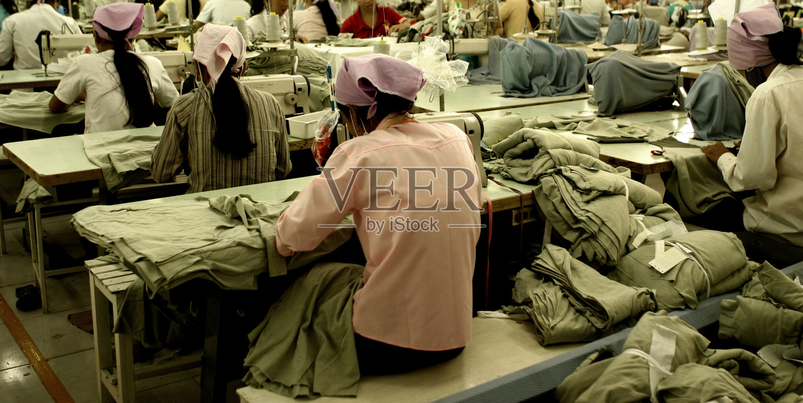 东南亚服装厂的工人照片摄影图片