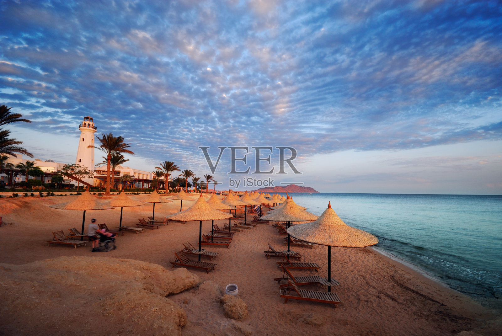 沙姆沙伊赫的沙滩和椅子照片摄影图片