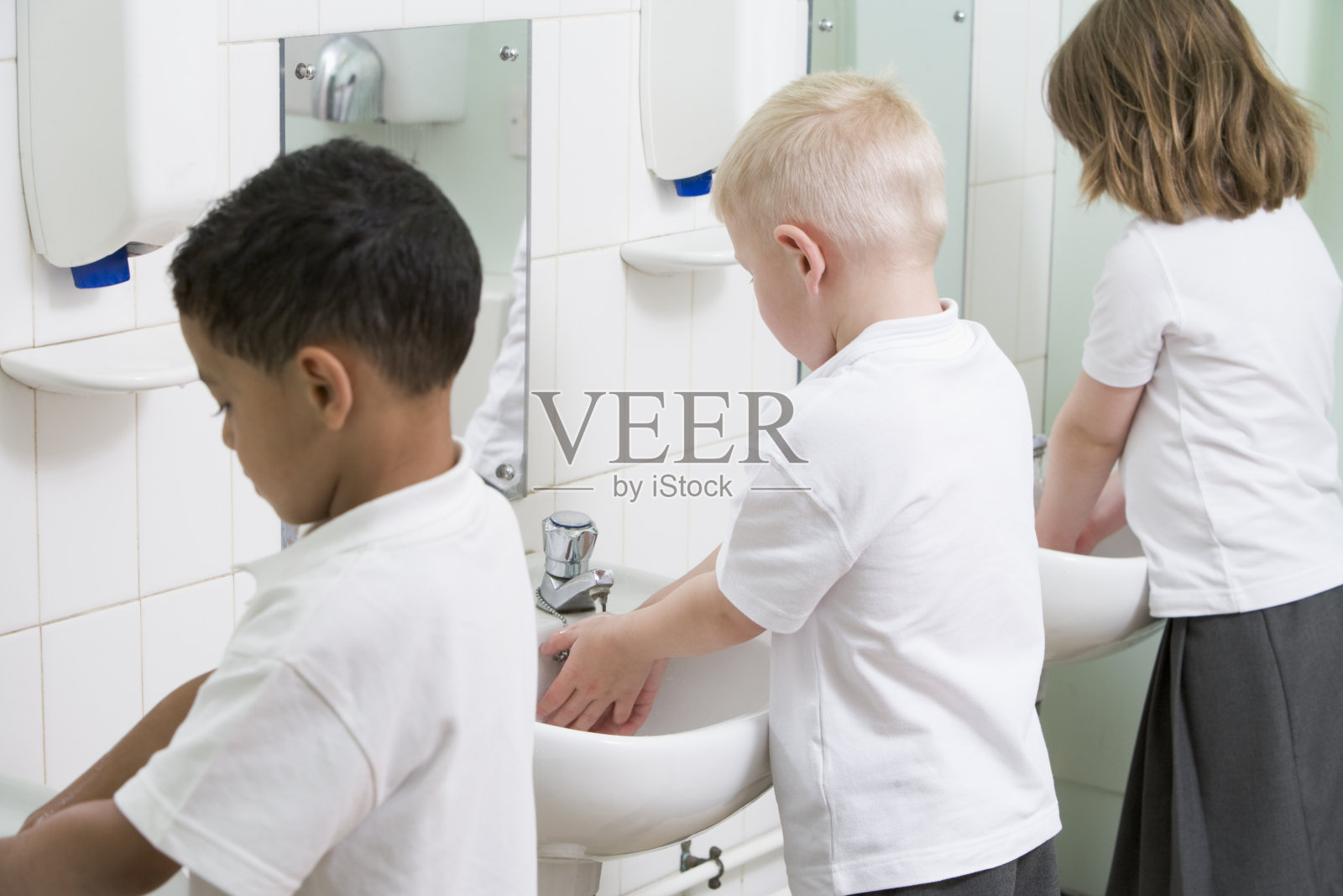 孩子们在小学的厕所里洗手照片摄影图片