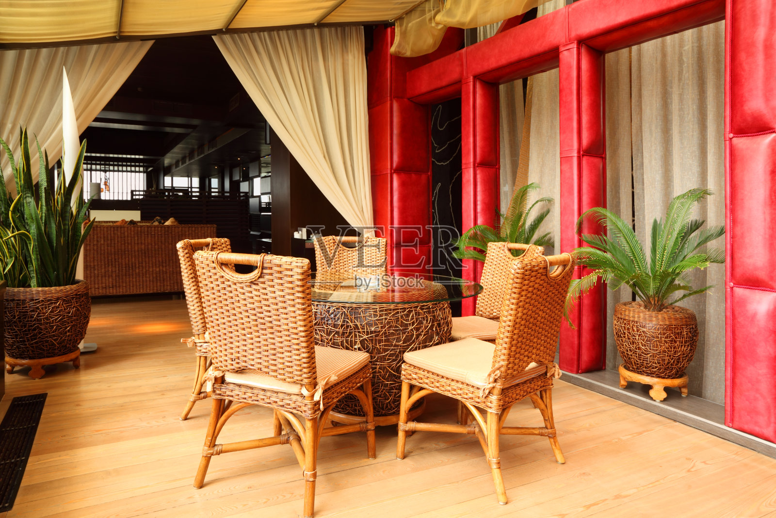 漂亮的柳条椅子和桌子在高级餐厅照片摄影图片