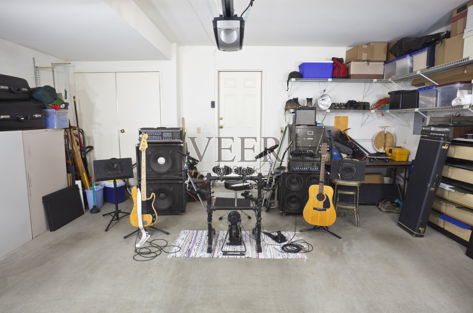 摇滚乐队的音乐设备在杂乱的车库照片摄影图片