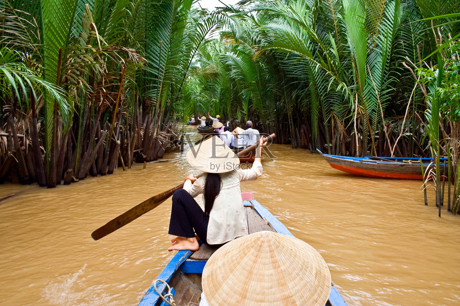 在湄公河上划行的小船照片摄影图片