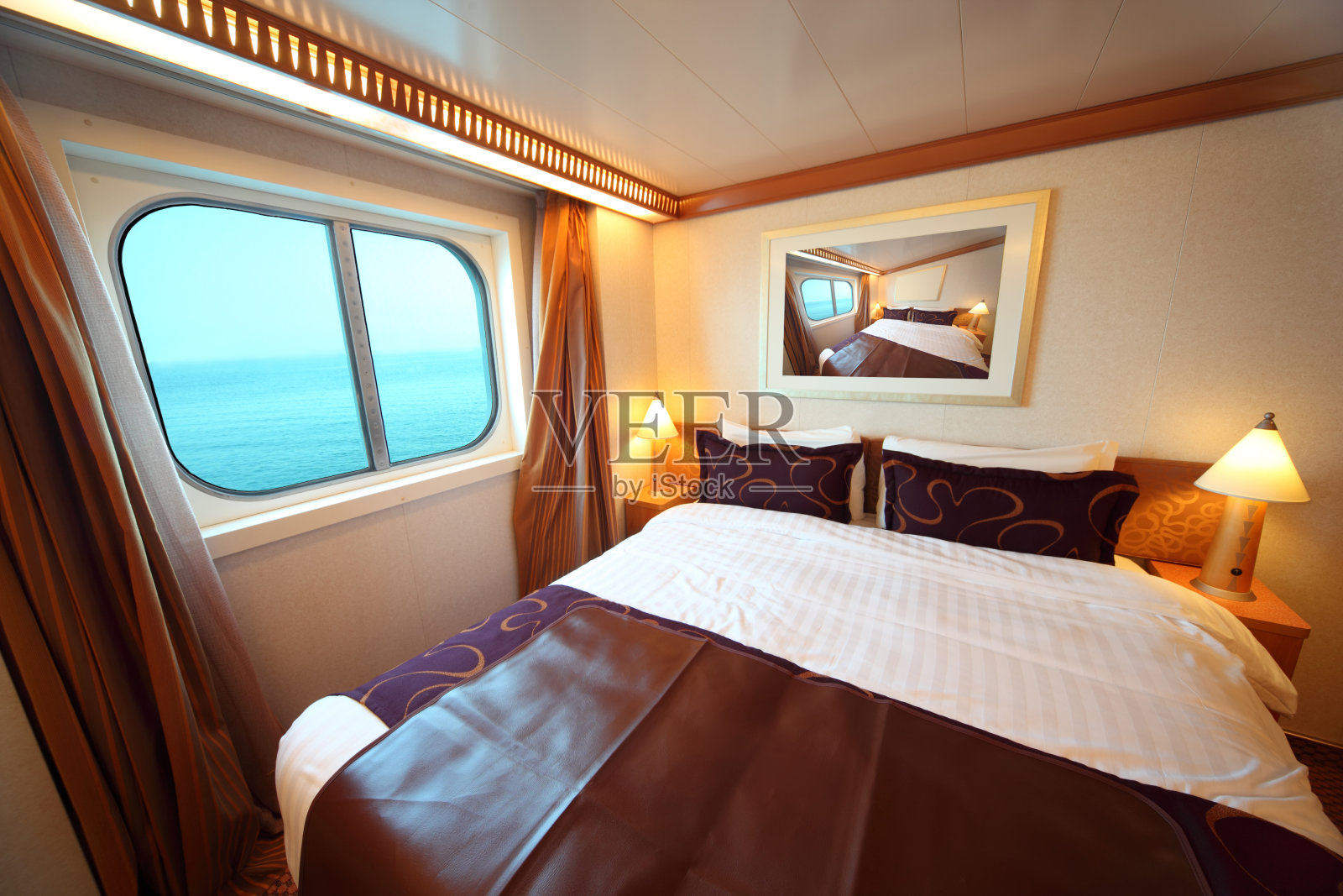 船舱:可以看到大海的床和窗照片摄影图片