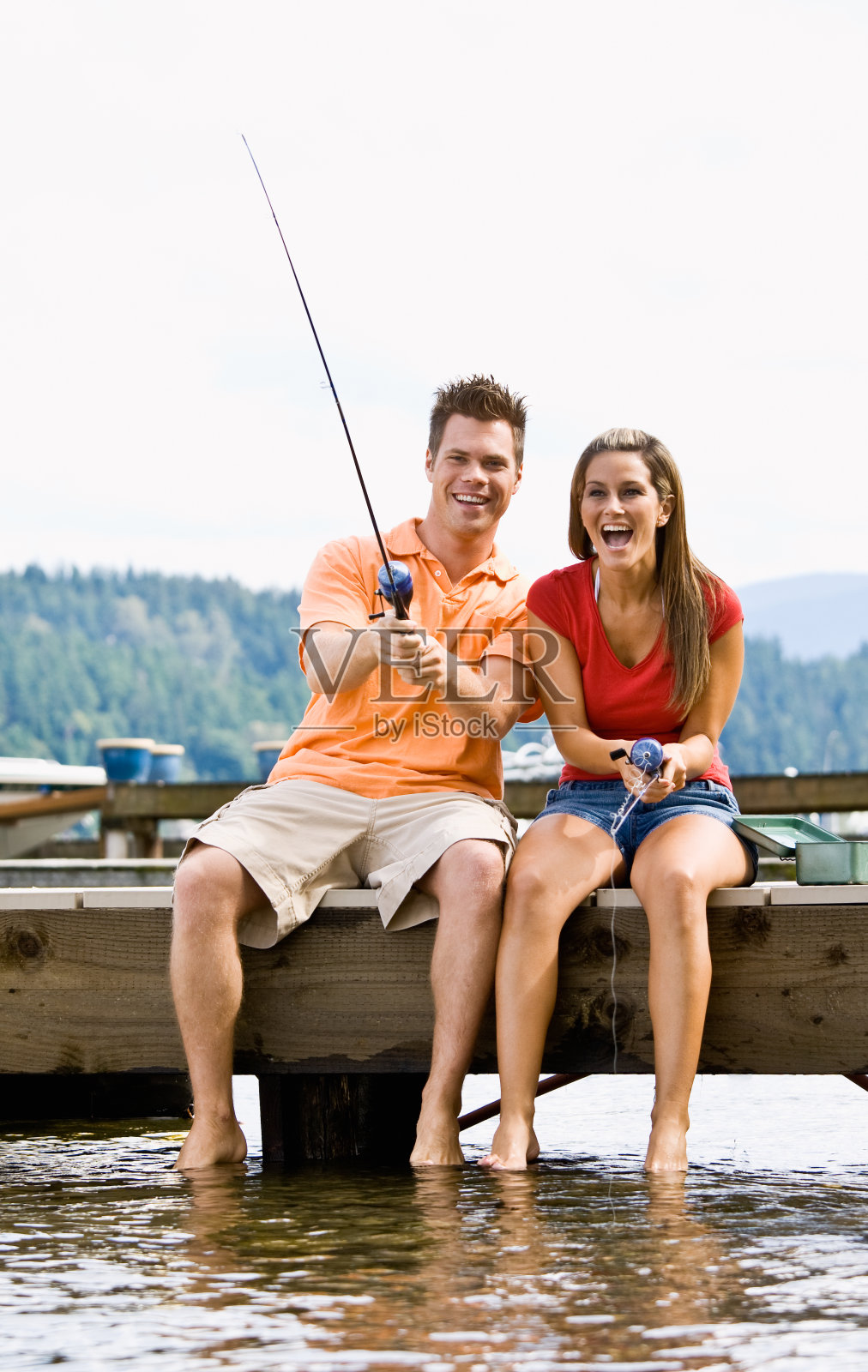 夫妇在码头钓鱼照片摄影图片