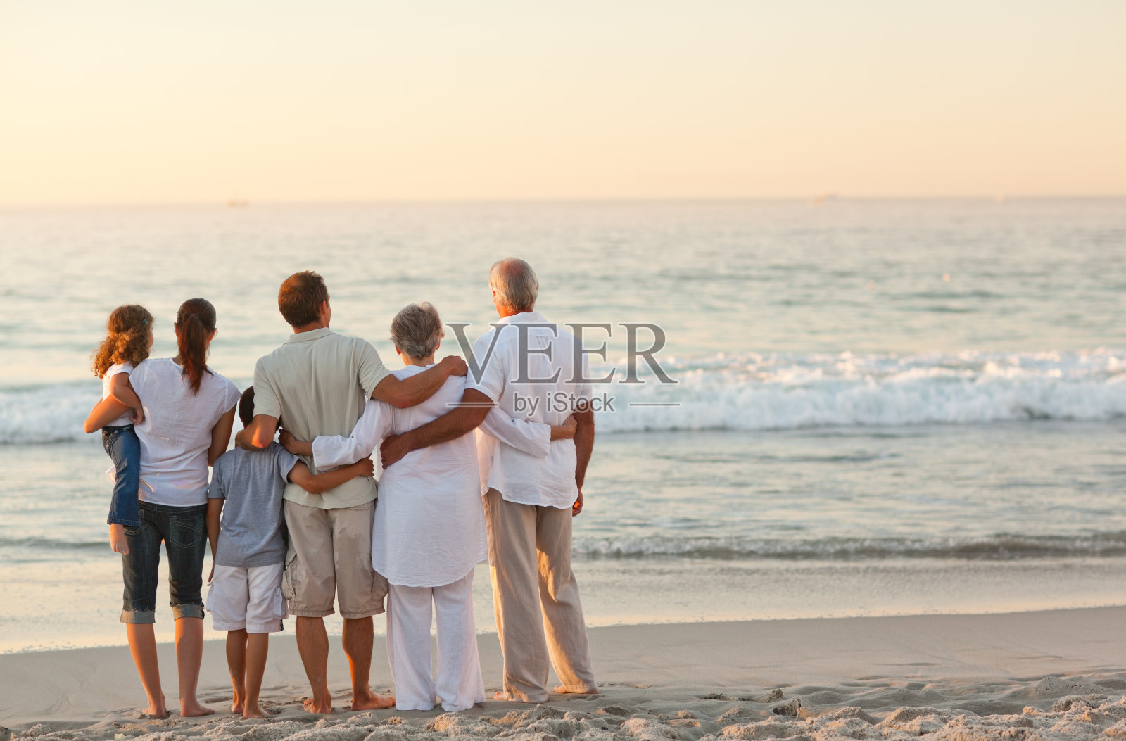 海滩上美丽的一家人照片摄影图片