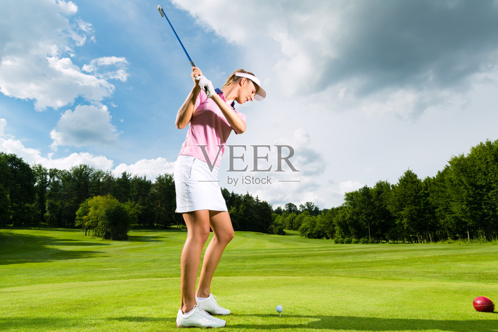 年轻的女高尔夫球手在球场上照片摄影图片