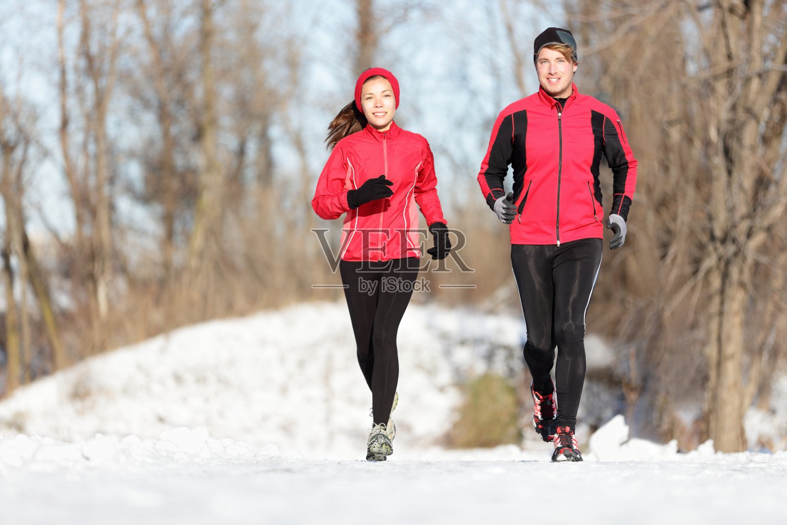 运动夫妇在冬天跑步照片摄影图片