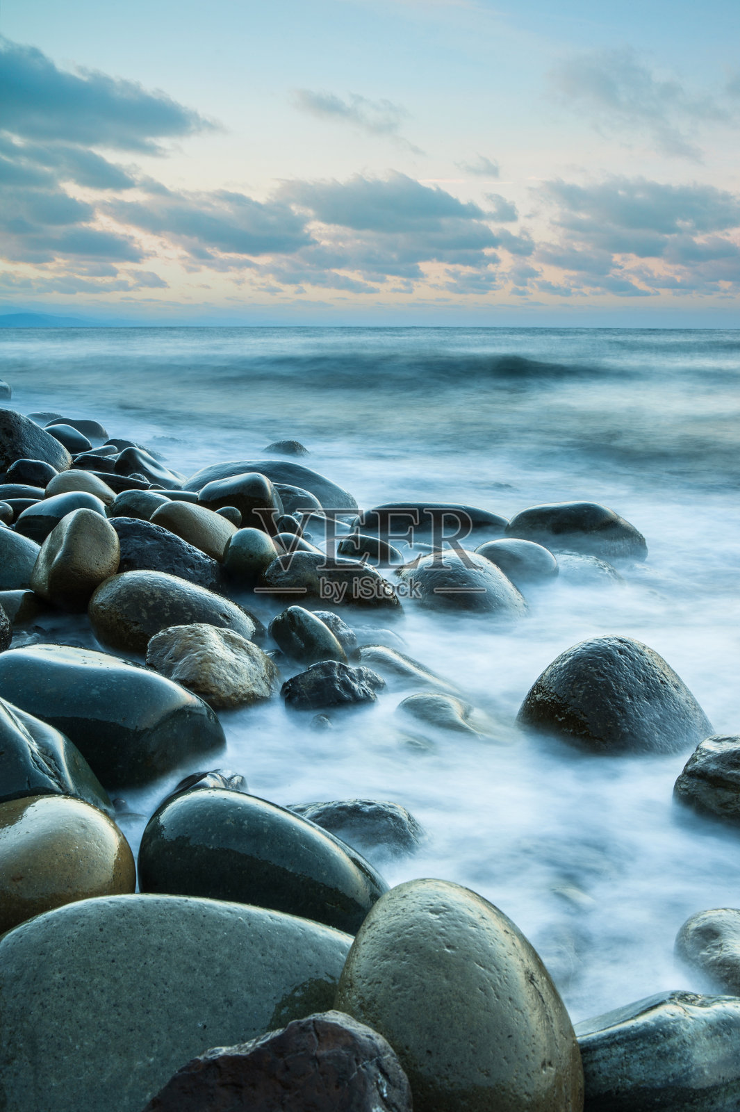 长时间暴露在大海和岩石中照片摄影图片