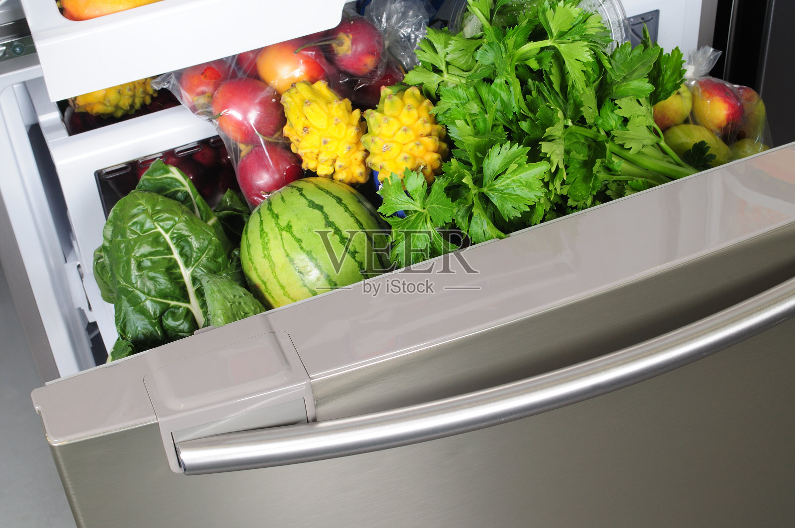 新鲜水果和蔬菜在沙拉抽屉的冰箱照片摄影图片