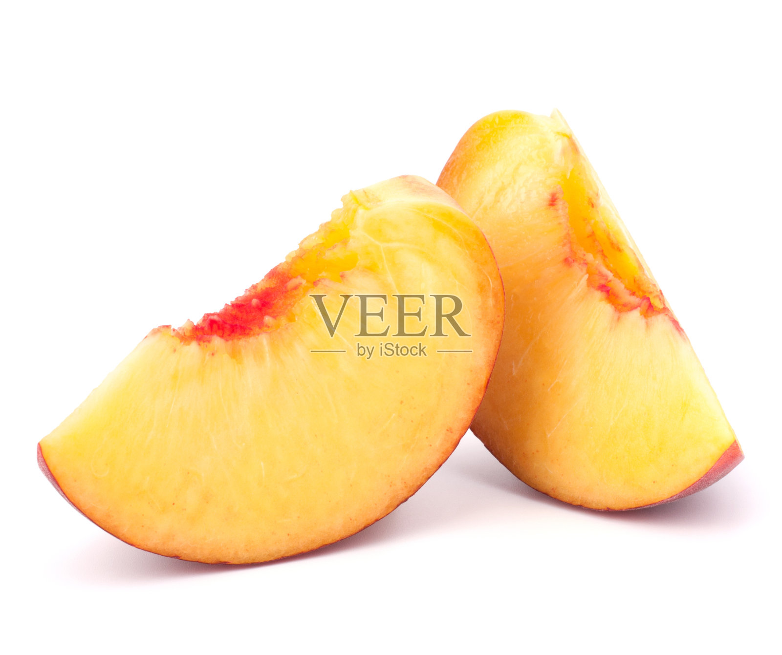 两片熟透的桃子，配上白色的背景照片摄影图片