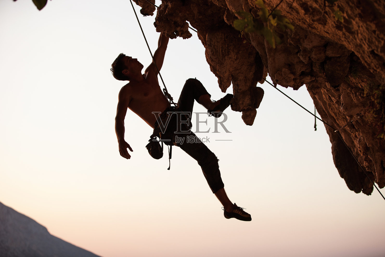 一个攀岩者的剪影照片摄影图片