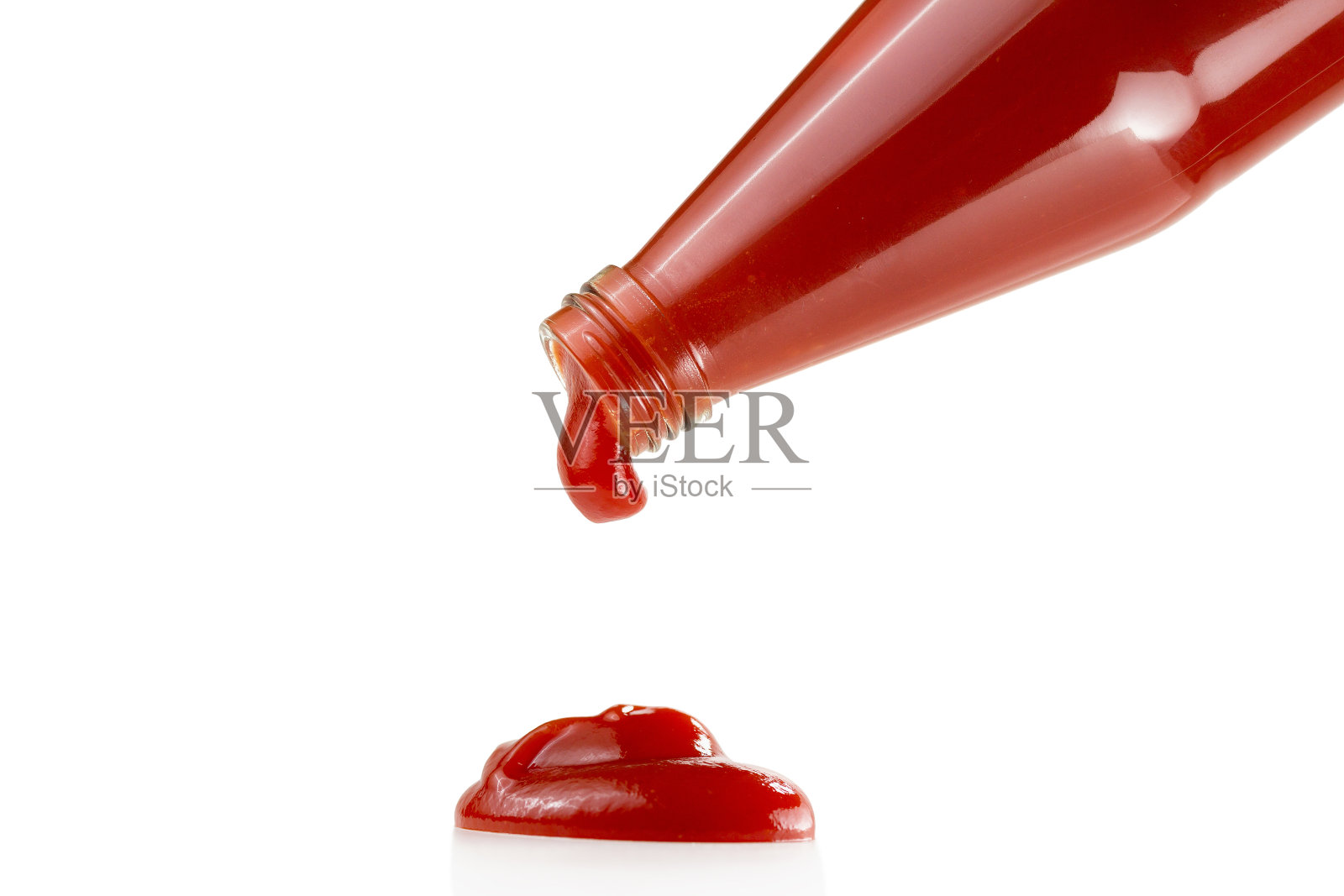 番茄酱从瓶子里滴到白色的表面照片摄影图片