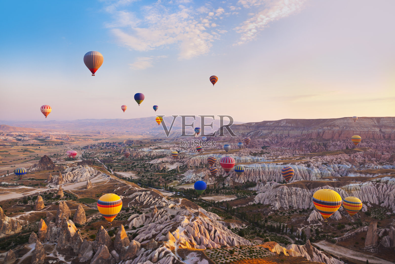 热气球飞过土耳其卡帕多西亚照片摄影图片