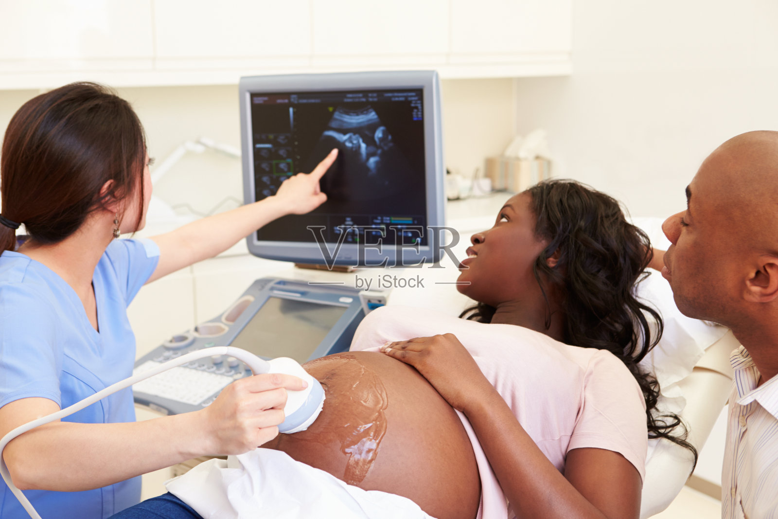 孕妇和伴侣进行4D超声扫描照片摄影图片