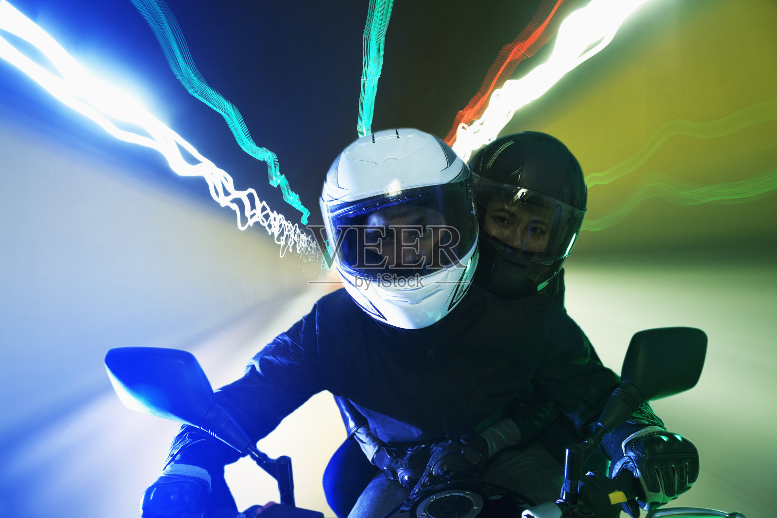 年轻夫妇骑着摩托车照片摄影图片