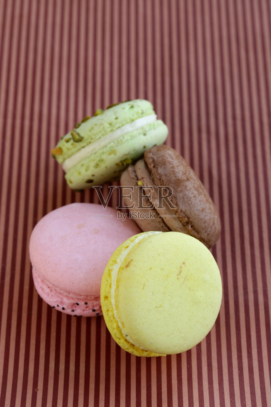 不同颜色的杏仁饼干(开心果、覆盆子、巧克力、香草)照片摄影图片