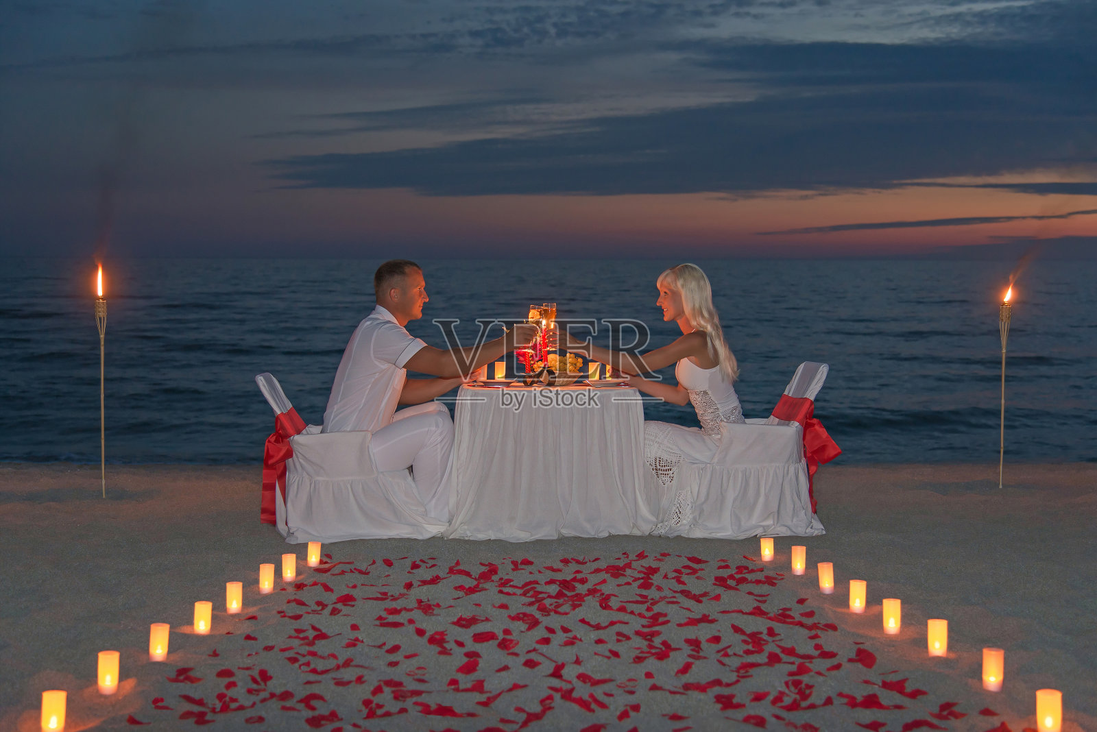 情侣们在烛光晚餐时照片摄影图片