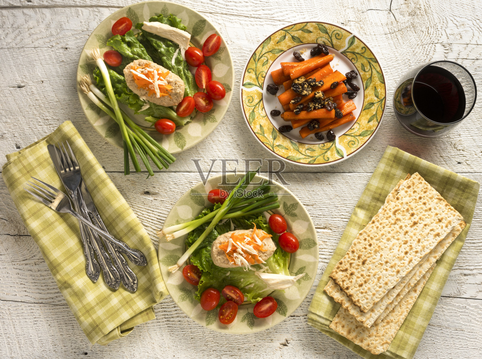 传统的犹太逾越节菜肴:吉菲特鱼和切姆士照片摄影图片