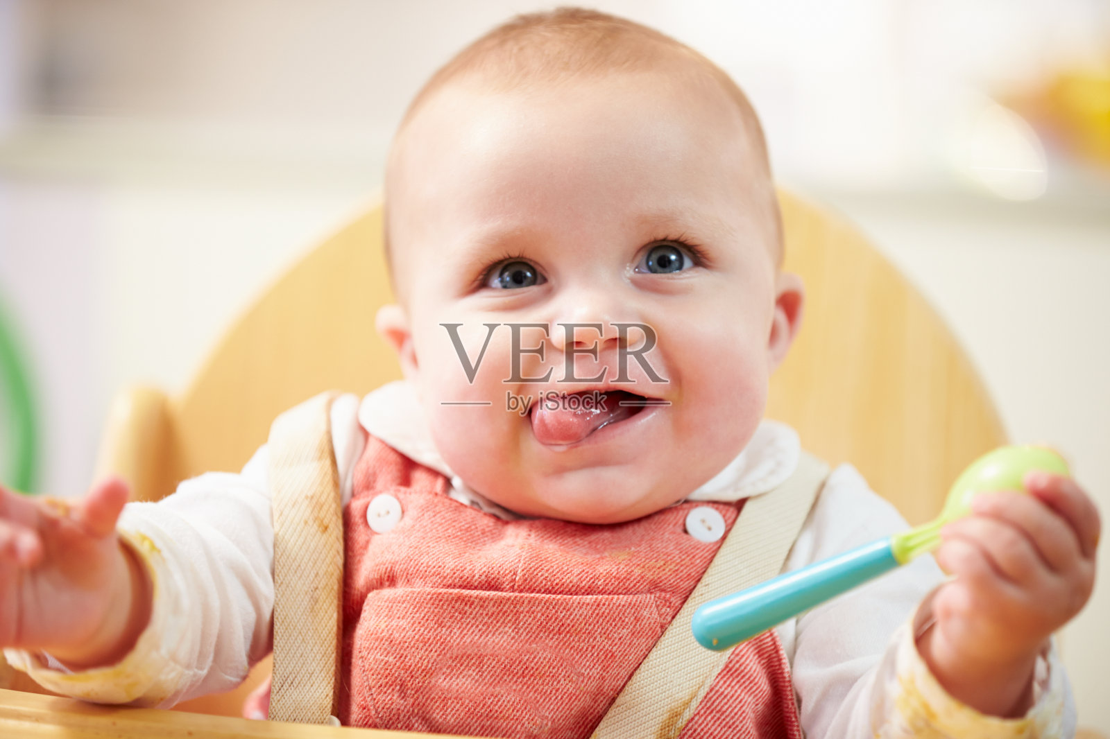 高高椅上快乐的小男婴肖像照片摄影图片