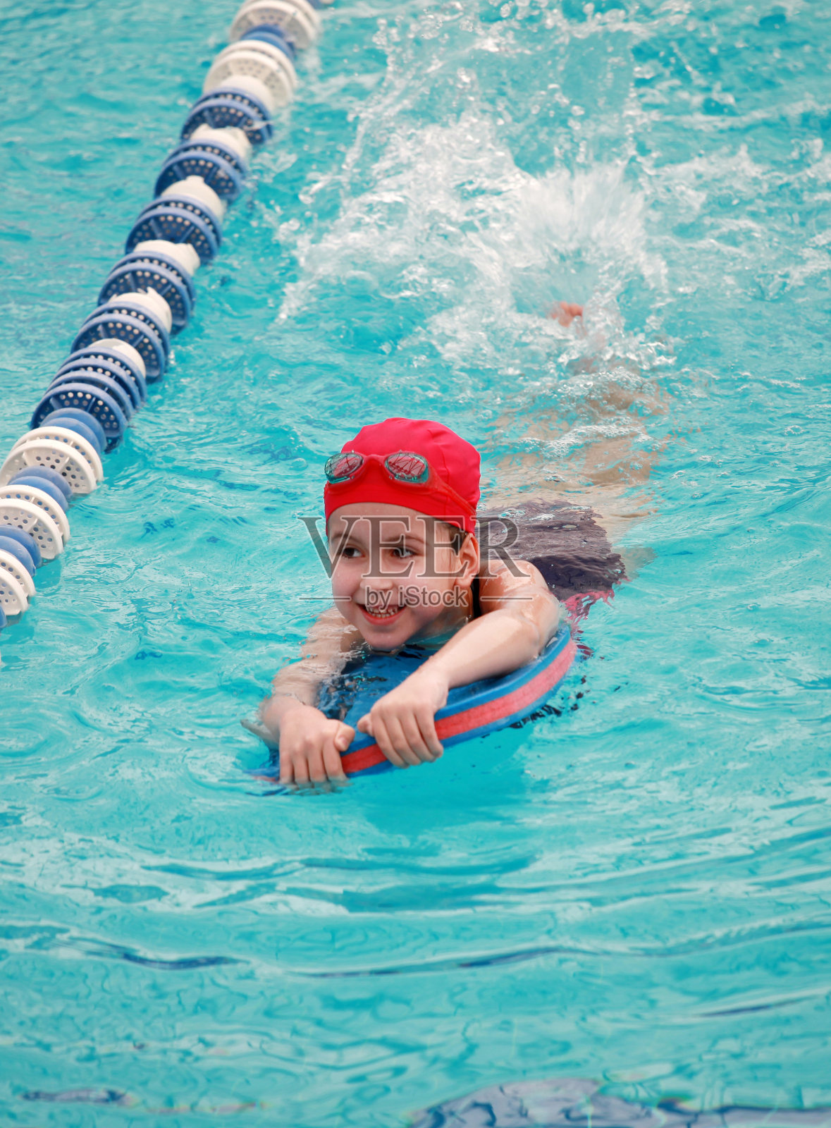 游泳的孩子的1照片摄影图片