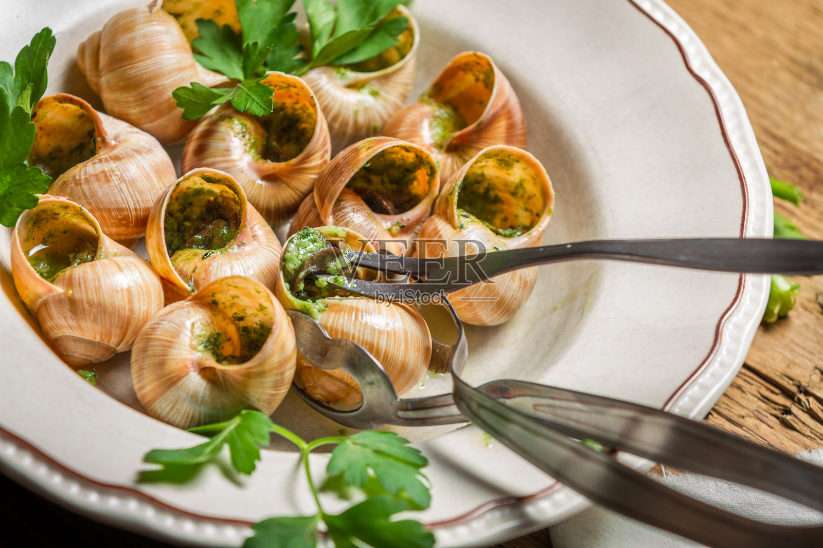 吃油炸蜗牛和大蒜黄油的特写照片摄影图片
