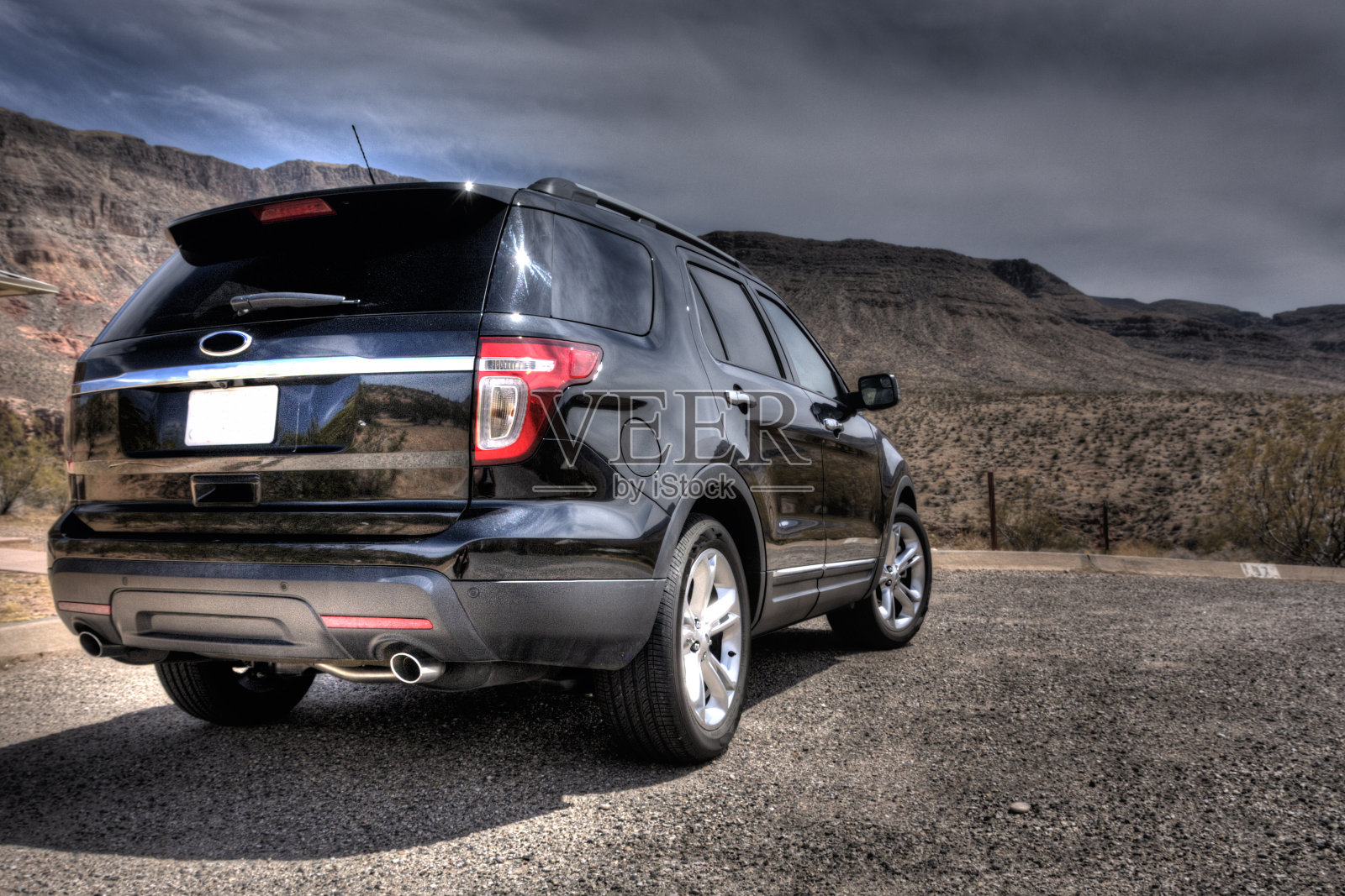 沙漠中闪亮的黑色SUV照片摄影图片