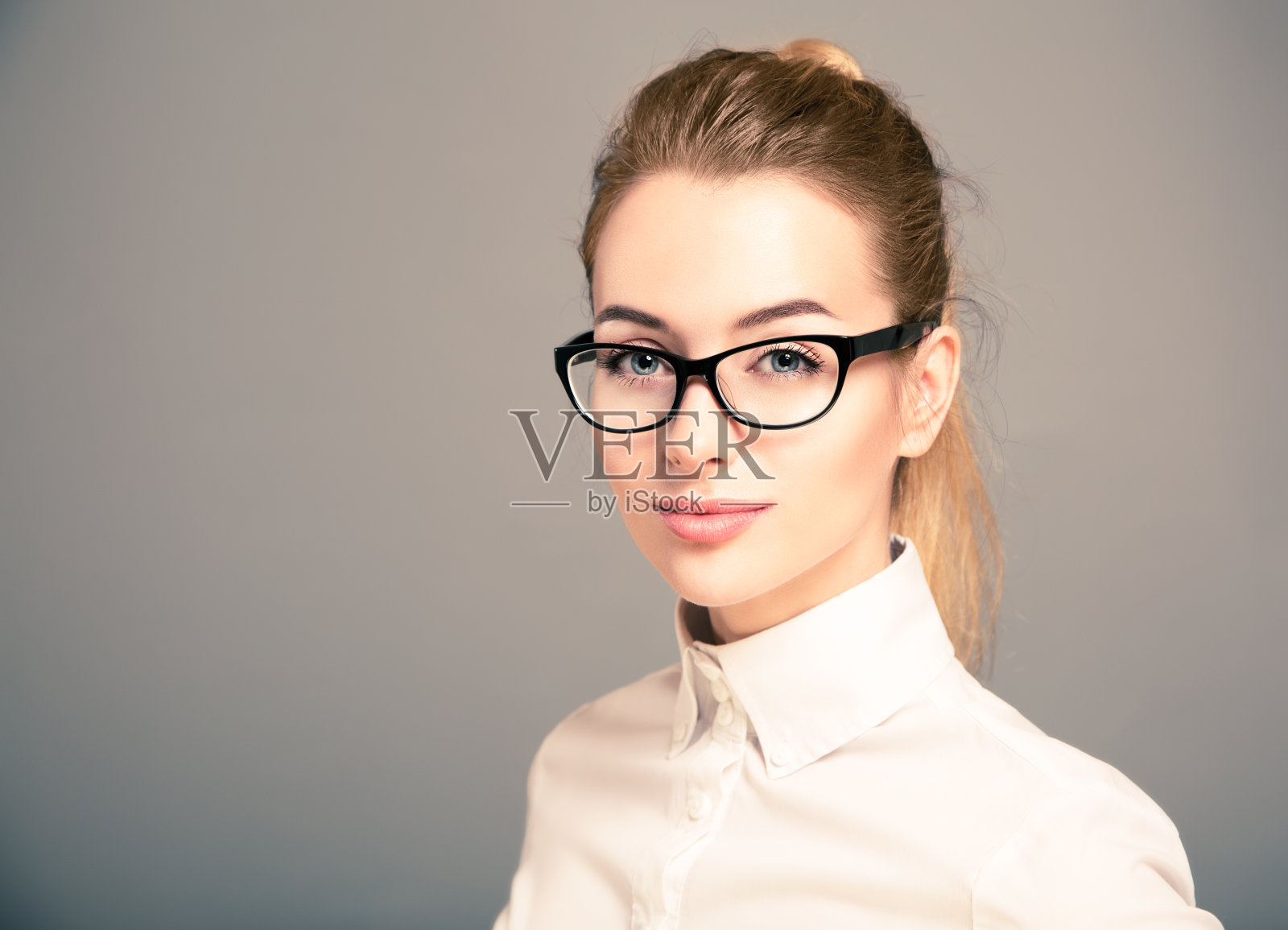 戴眼镜的商业女性肖像照片摄影图片