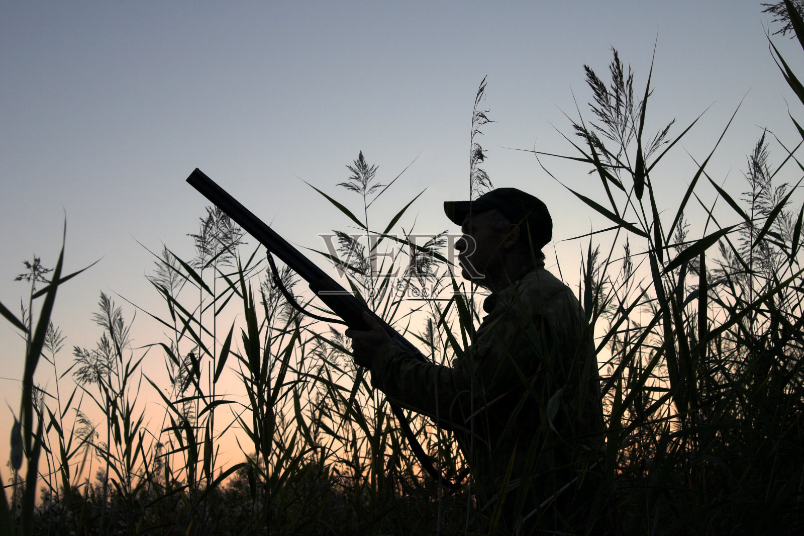 猎人拿着枪准备射击的剪影照片摄影图片