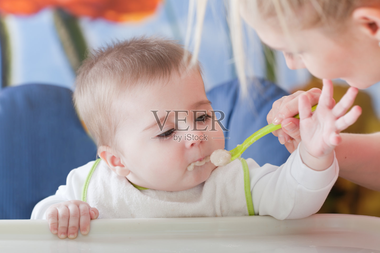 小婴儿享受他们第一次吃食物照片摄影图片