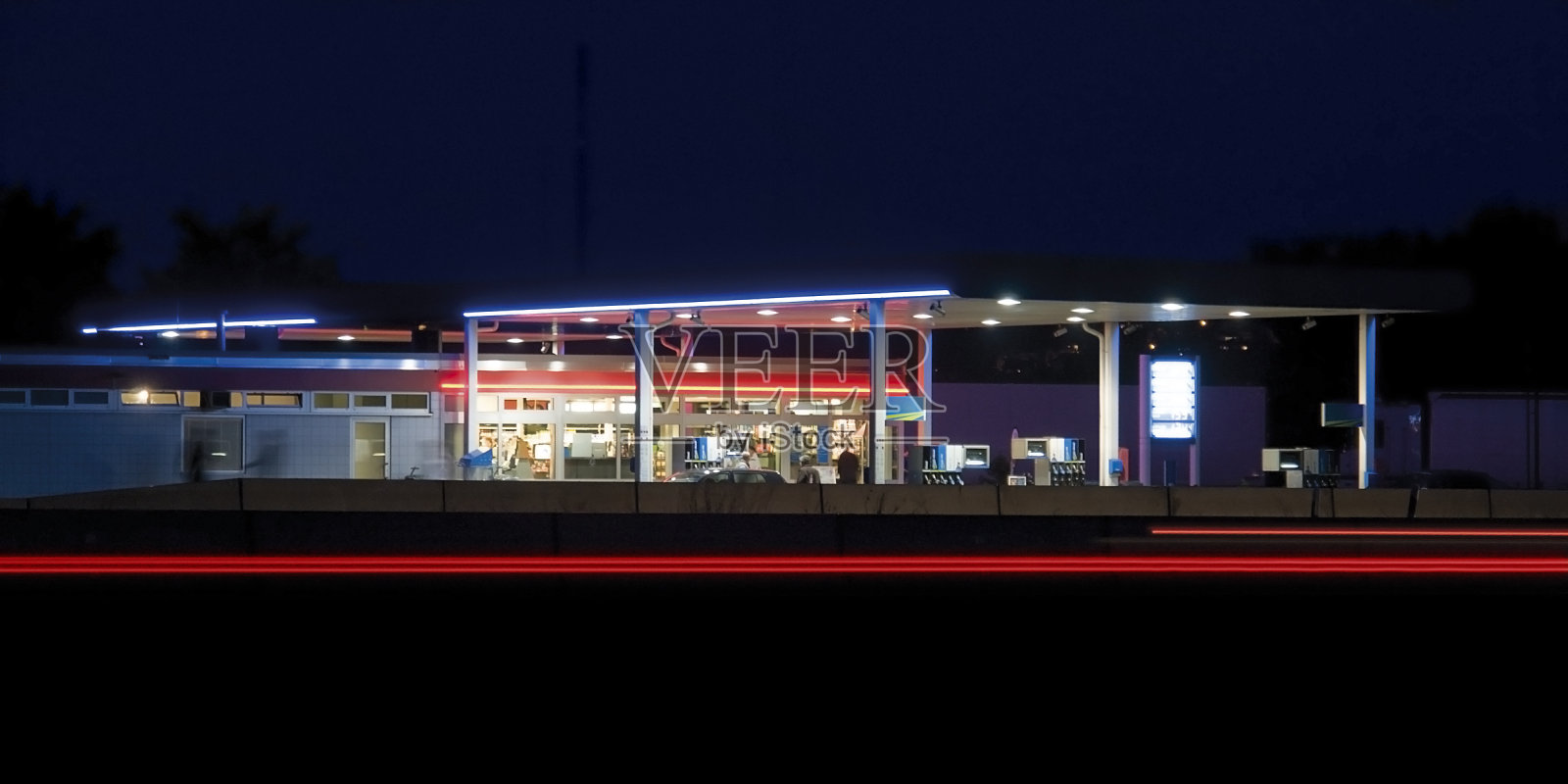 低灯光服务站捕捉到突出的蓝色/红色色调照片摄影图片