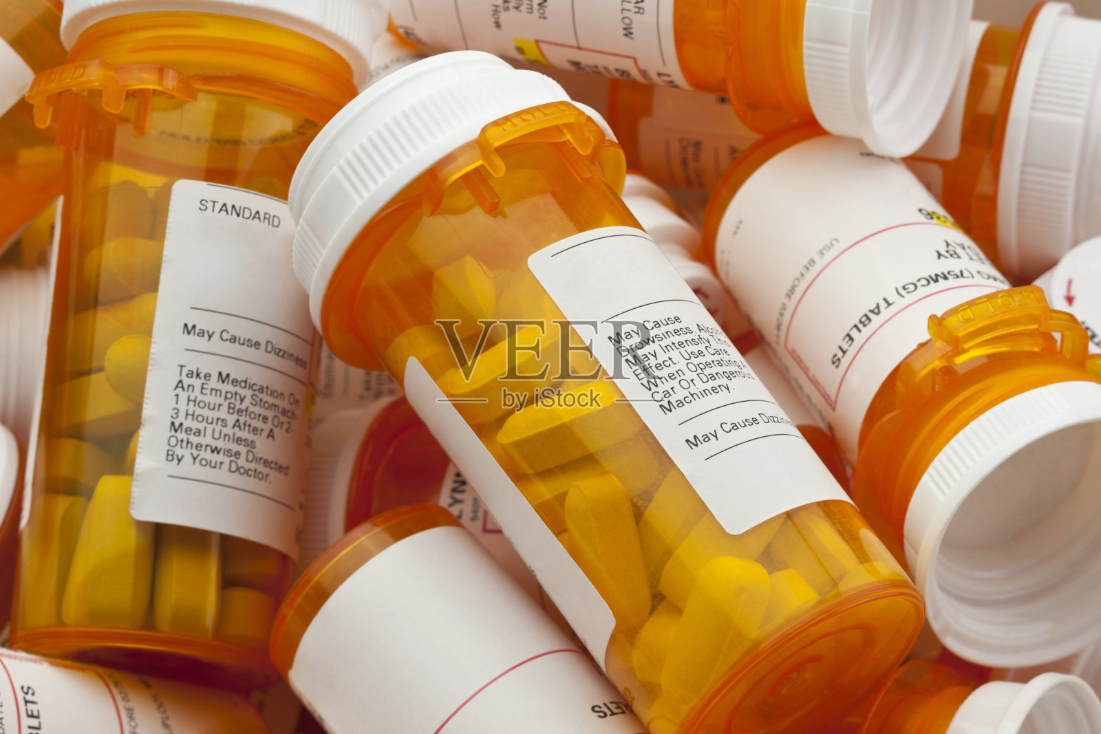 Several Prescription Pill Bottles in a Pile照片摄影图片