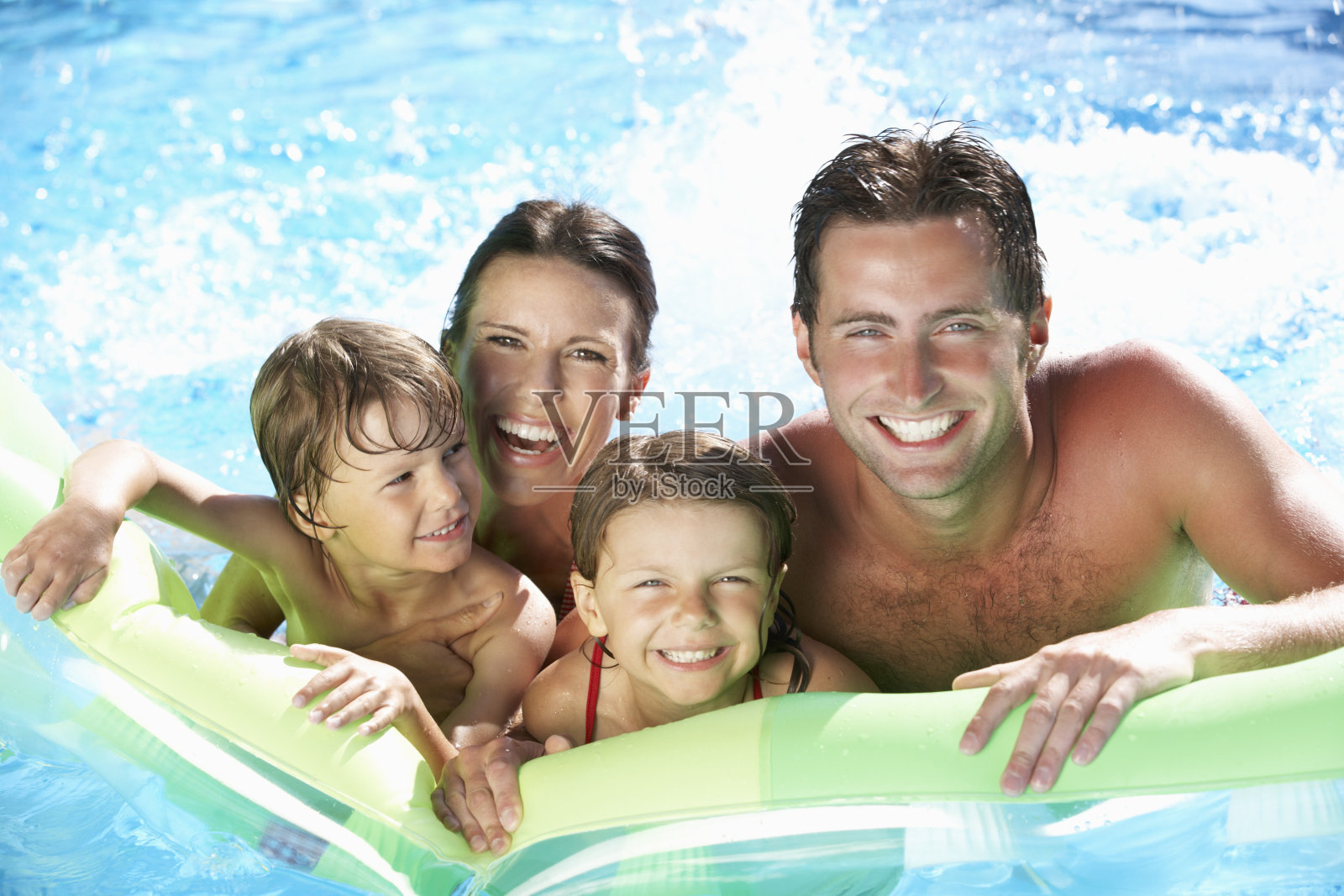 家人在游泳池度假照片摄影图片
